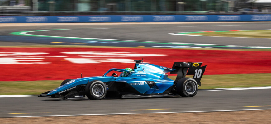 Caio Collet tem sua melhor sexta-feira na FIA F3 com P4 no quali em Silverstone