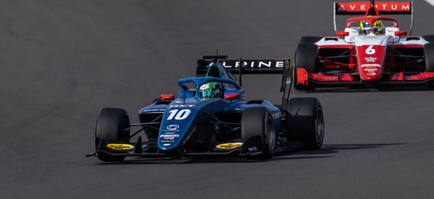 Caio Collet conquista 4º lugar em Silverstone e entra no grupo dos dez melhores na classificação da Fórmula 3 FIA