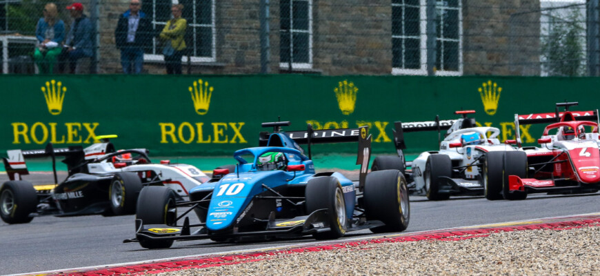 Caio Collet volta a pontuar na FIA F3 com top10 em Spa