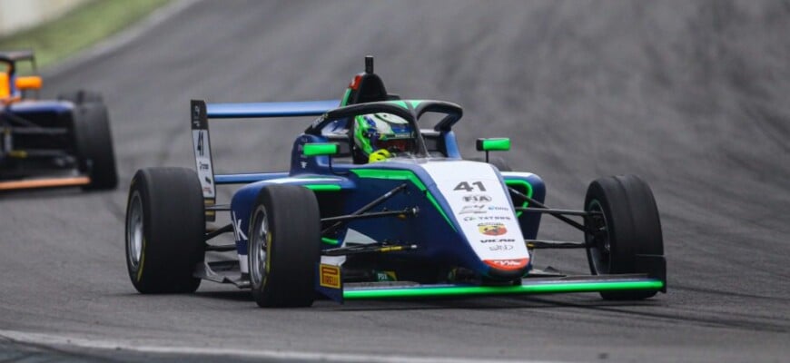 Fernando Barrichello faz corrida perfeita e vence pela primeira vez na Fórmula 4 Brasil, em Interlagos, com apenas 16 anos