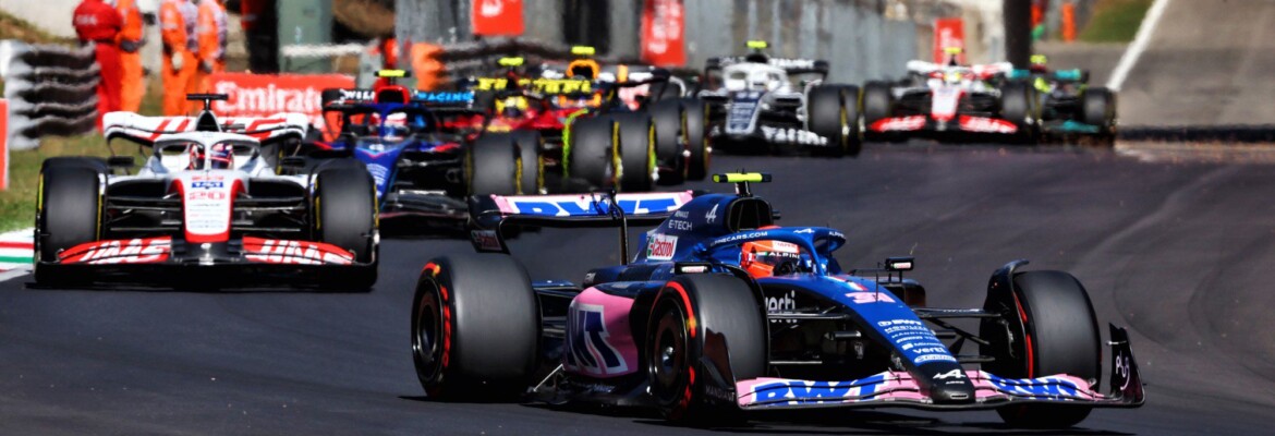 Um carro de corrida com fundo preto e as palavras f1 na frente.