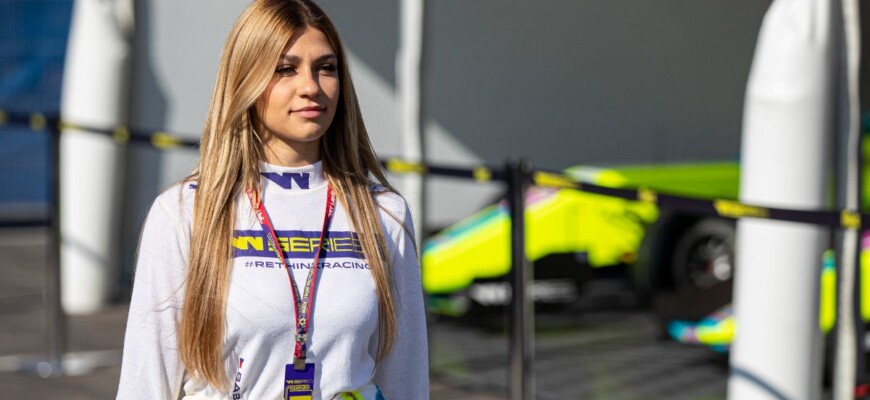 Babickova lesiona coluna em corrida da FRECA e Martí é escalada para teste da F3