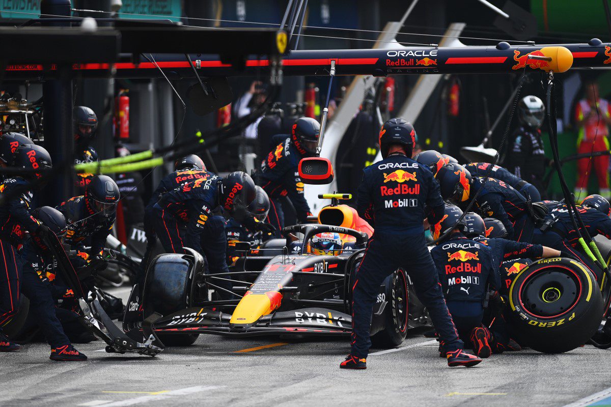 F1: Mecânicos da Red Bull surpreendem com troca de pneus no escuro