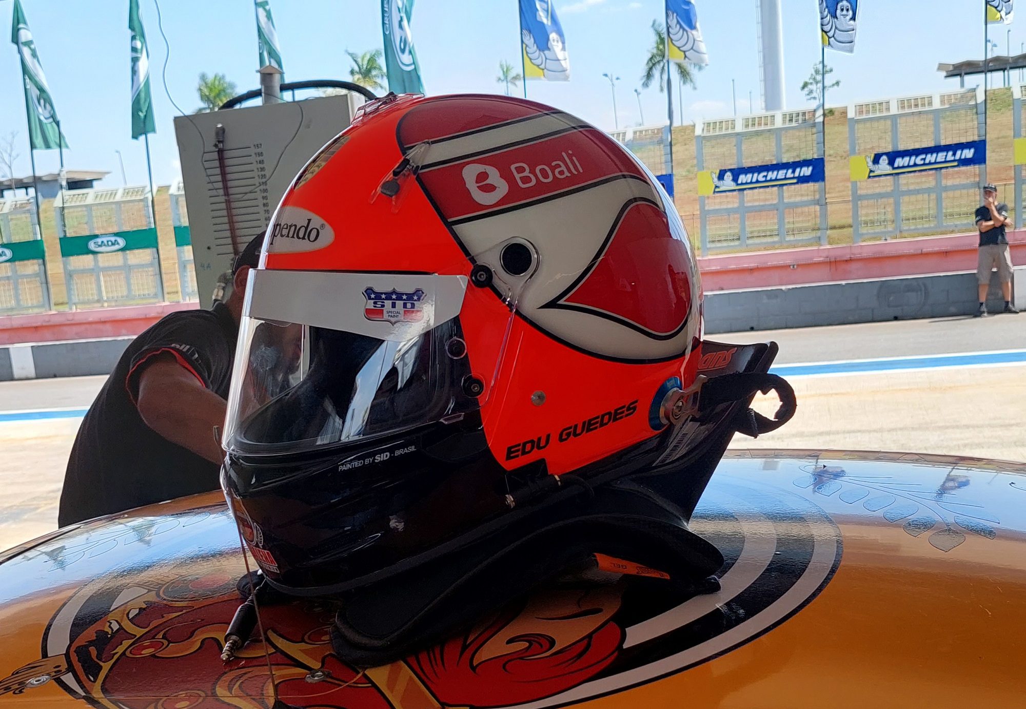 Senna, Fittipaldi e Piquet: o capacete escolhido por Edu Guedes para a Porsche Endurance