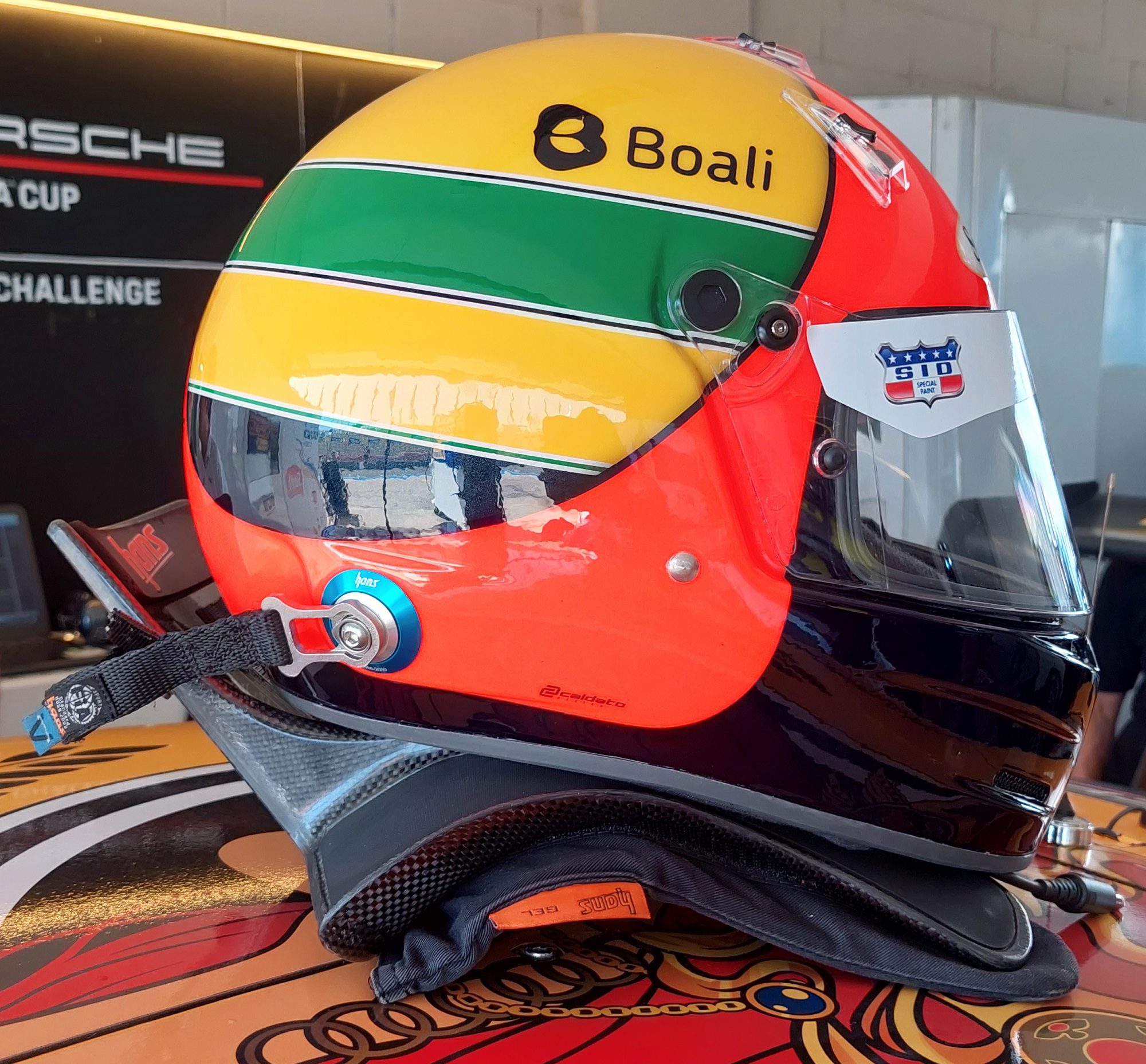 Senna, Fittipaldi e Piquet: o capacete escolhido por Edu Guedes para a Porsche Endurance