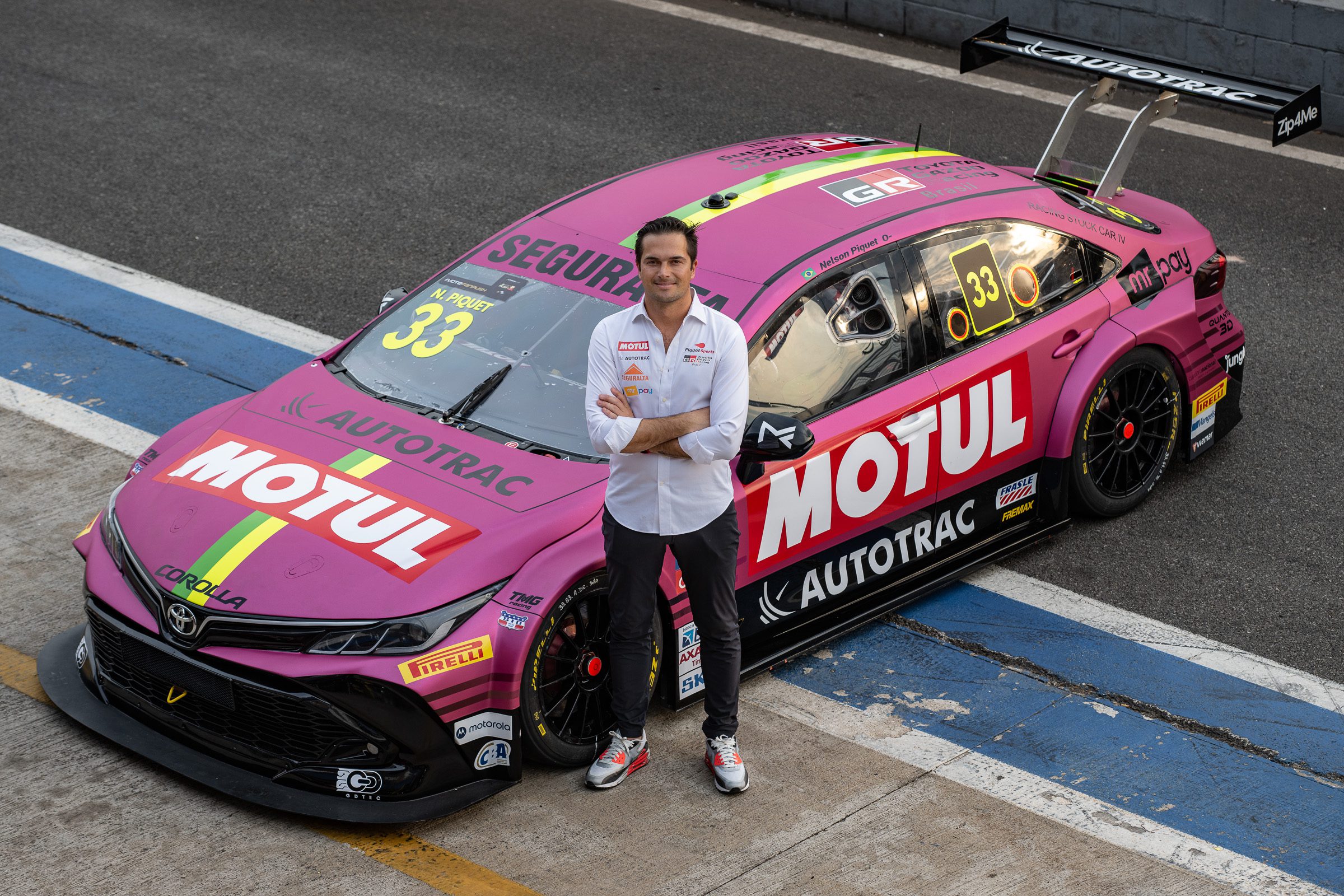 Nelsinho Piquet exibe Toyota Corolla para Stock Car em 2023 com