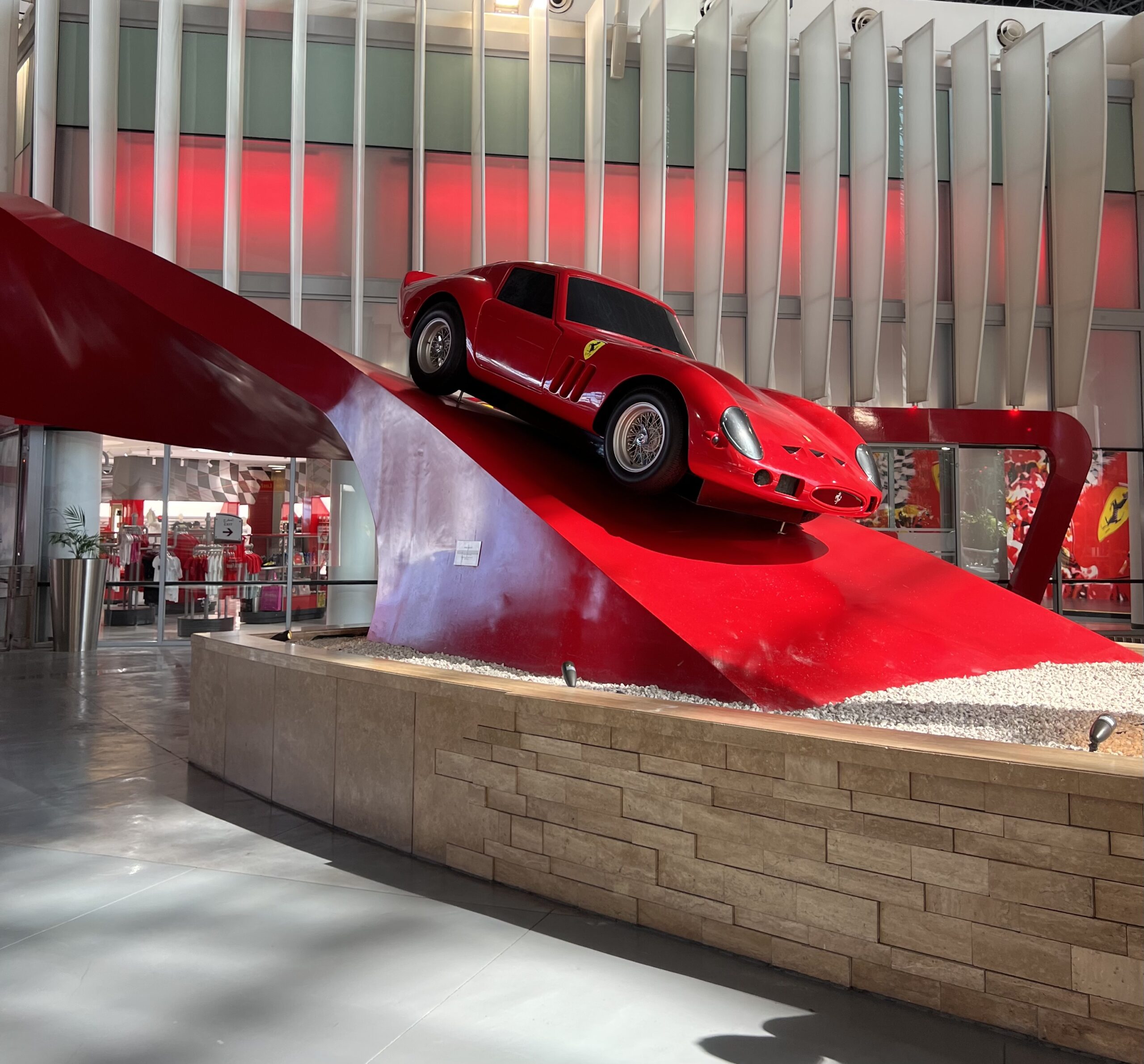 Conheça o Ferrari World, localizado em Abu Dhabi