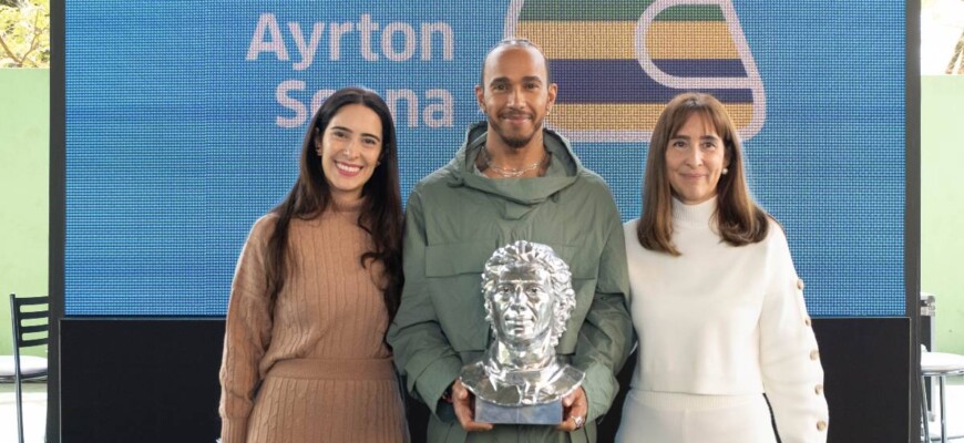 Lewis Hamilton se junta ao Instituto Ayrton Senna em visita para conversar com alunos de escola pública de São Paulo