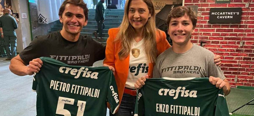 Irmãos Enzo e Pietro Fittipaldi são recebidos pelo Palmeiras e comemoram título brasileiro no Allianz Parque