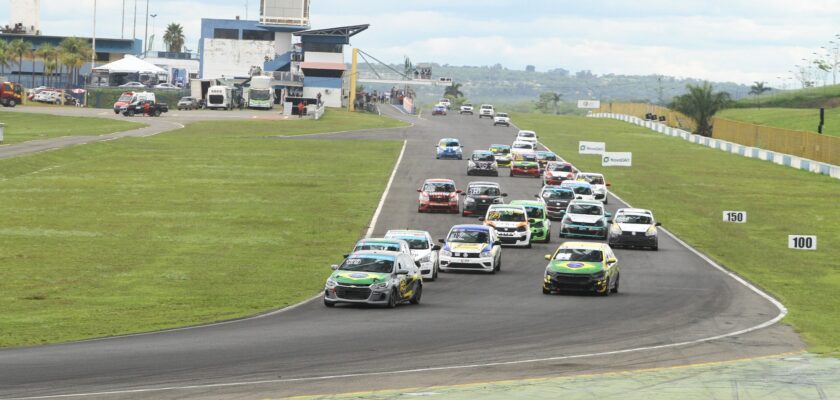 Domingo de decisões: depois de oito provas no sábado, pilotos definem campeões em Goiânia