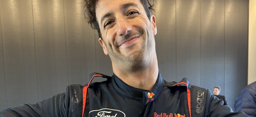 F1 – Vídeo: Ricciardo visita fábrica da Ford em evento promocional com Red Bull