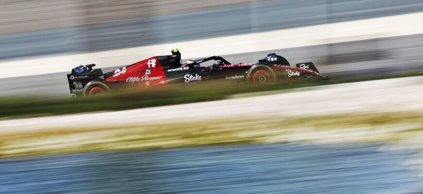 F1: Zhou supera Verstappen e fecha dia 2 na frente na pré-temporada no Bahrein