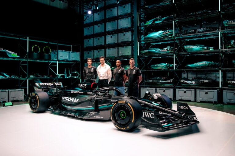 F1: Mercedes W14 Retorna Preto Para 2023; Veja As Fotos