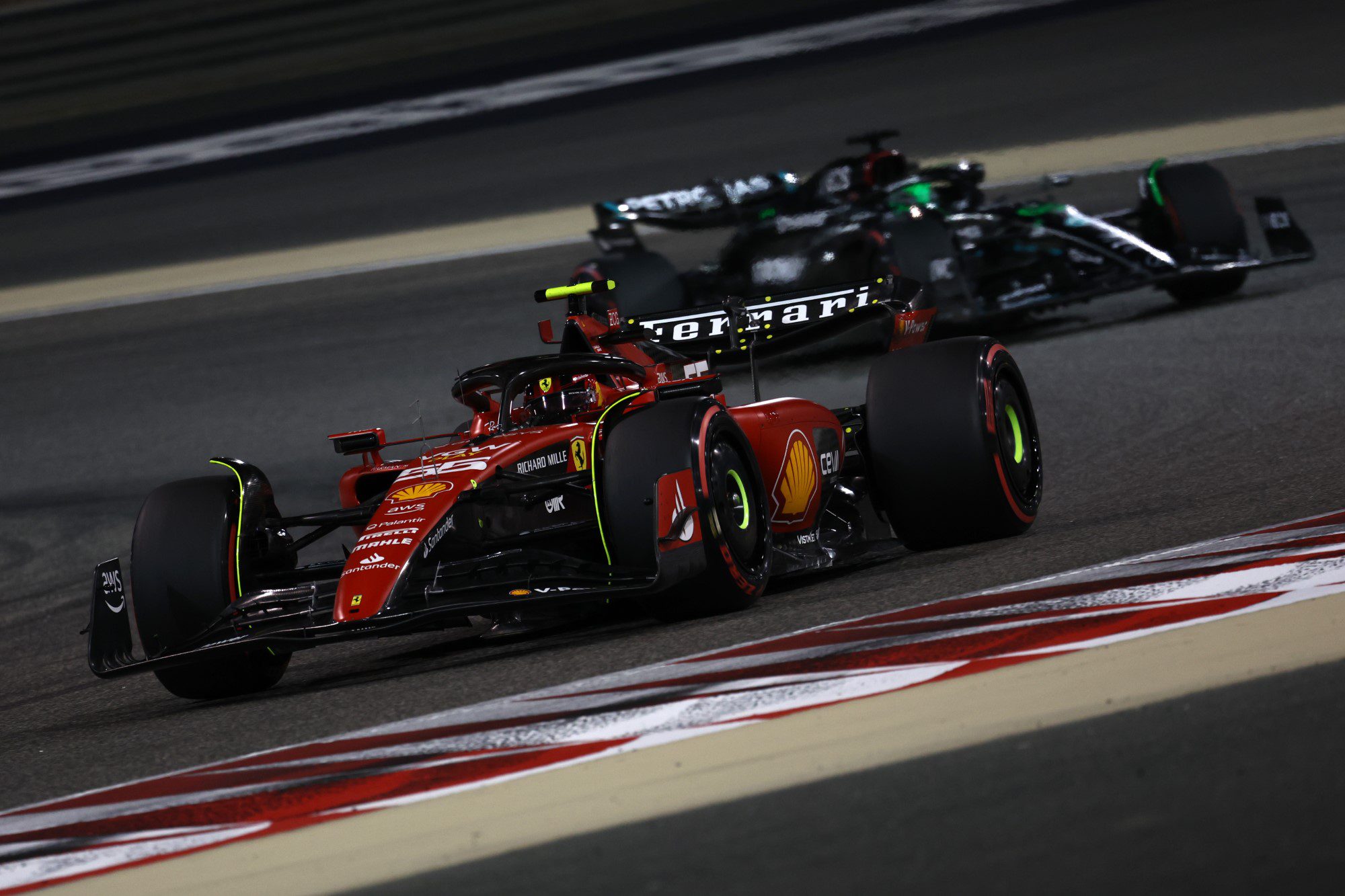 Fotos: o primeiro dia de treinos da F1 para o GP do Bahrein - Notícia de F1