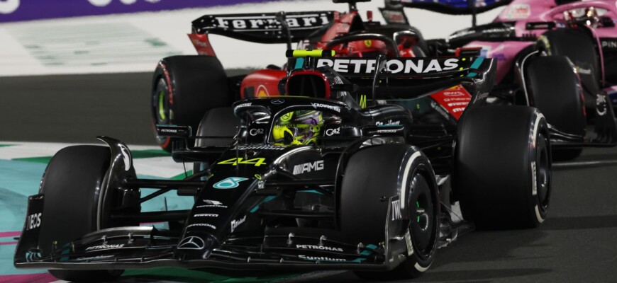 F1: Hamilton aponta diferença de configuração nos carros da Mercedes