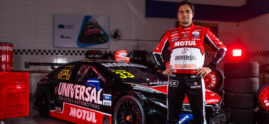 Nelsinho Piquet exibe Toyota Corolla para Stock Car em 2023 com