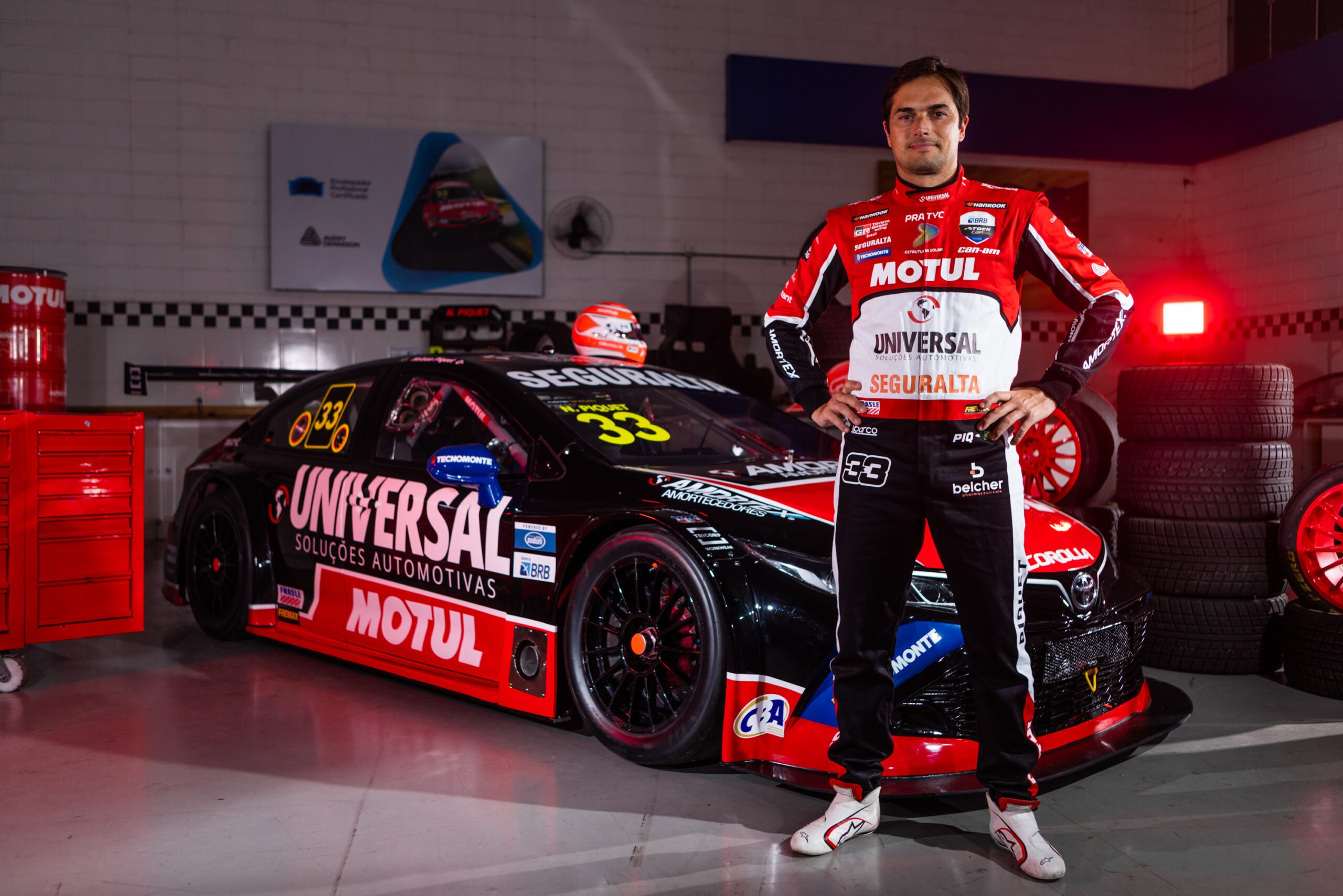 Nelsinho Piquet exibe Toyota Corolla para Stock Car em 2023 com