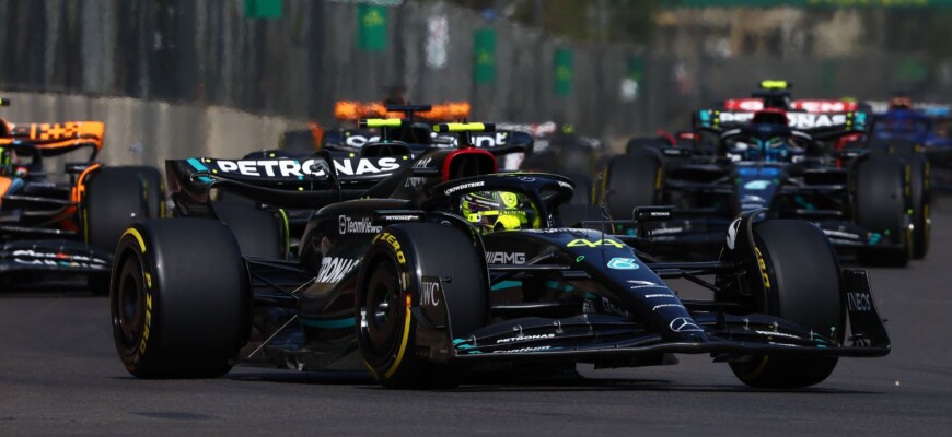 F1: Hamilton lamenta safety-car durante GP do Azerbaijão: “Um chute na boca”