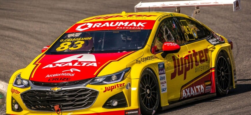 Gabriel Casagrande vence pela terceira vez em Interlagos e assume vice-liderança da Stock Car