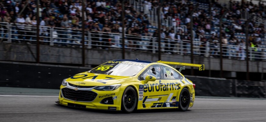 Maurício comemora vitória e agradece ‘Meinha’ por “carro muito bom” na Stock Car