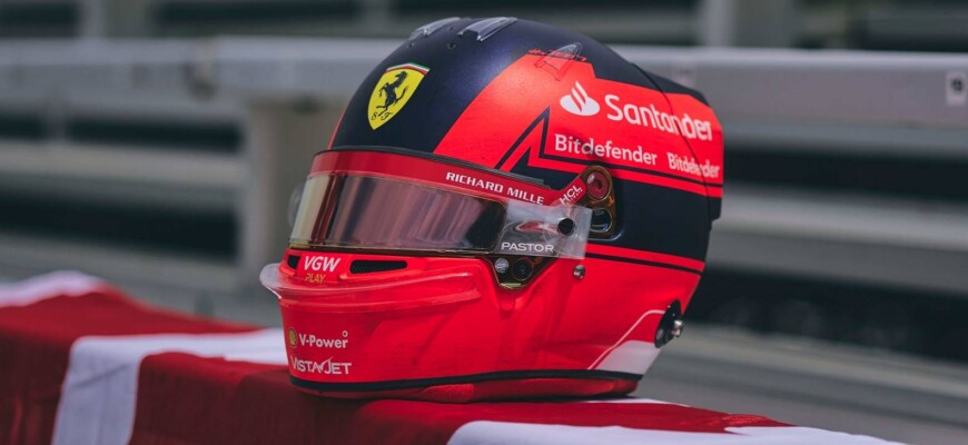 Capacete Charles Leclerc em homenagem a Gilles Villeneuve