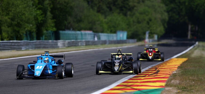 Lucas Staico chegou próximo do pódio na GB3 em Spa-Francorchamps neste domingo