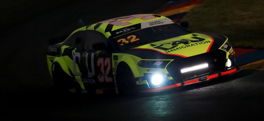 Léo Reis vence corrida noturna e Rafa Reis também vai ao pódio pela D4U Immigration na Nascar Brasil