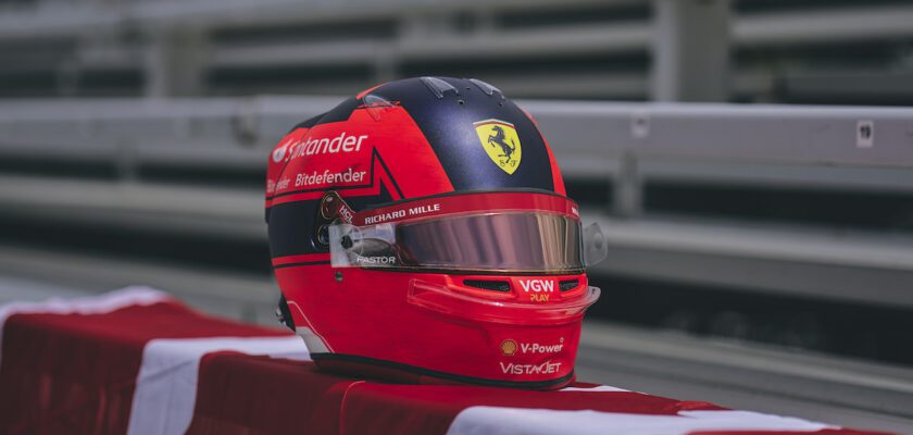 F1: Villeneuve esclarece polêmica em torno do capacete de Leclerc no GP do Canadá