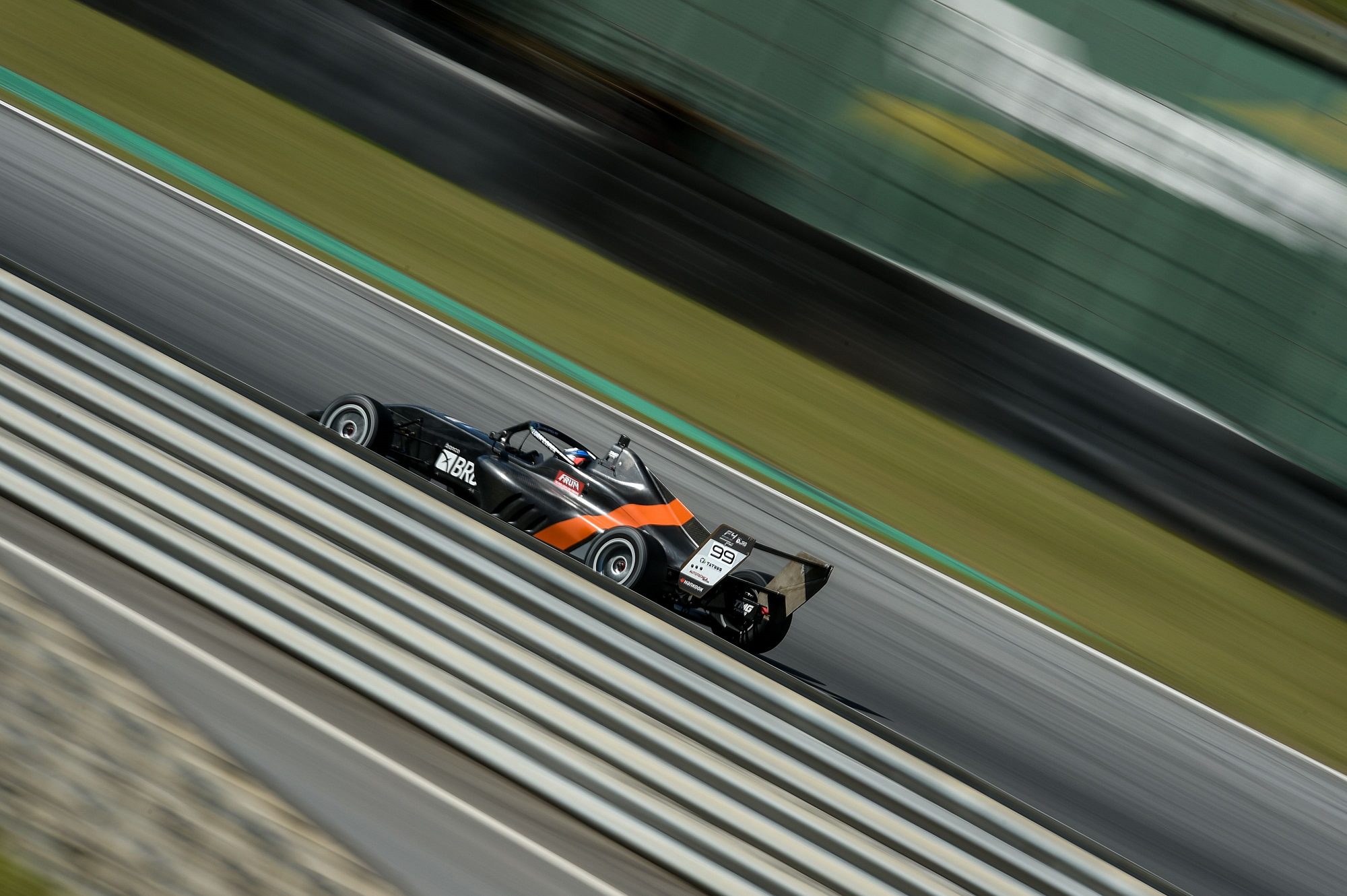 Lopes bate Tessaro, segura Comparatto e vence corrida 1 da F4 Brasil em Interlagos