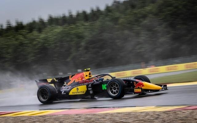 Enzo Fittipaldi larga em terceiro em prova da F2 neste sábado em Spa