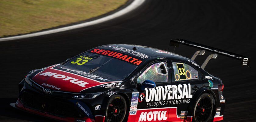 Nelson Piquet Jr conquista top-5 com Universal Soluções