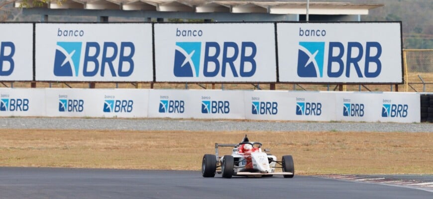 Cho aproveita pole-position e vence primeira na corrida 1 da F4 Brasil em Goiânia