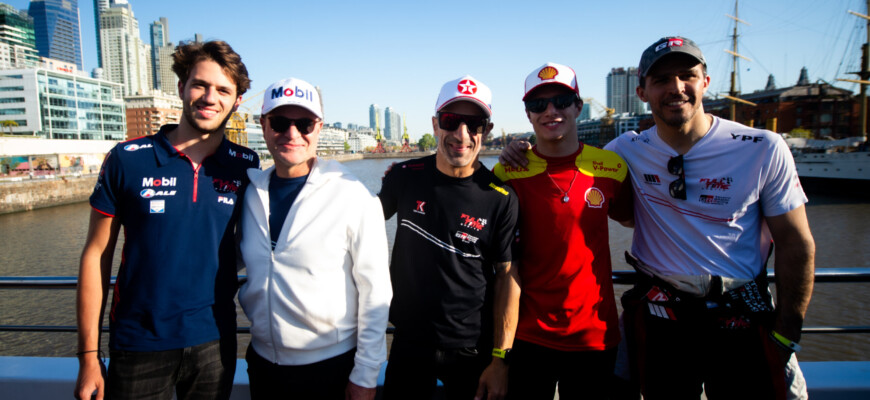 Pilotos da Stock Car desfilam pelas ruas de Buenos Aires