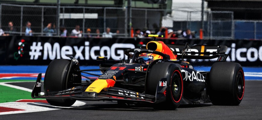 Sergio Perez (MEX) Red Bull Racing RB19.