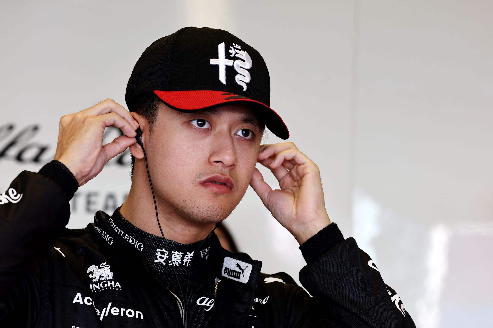 Zhou Guanyu descarta rumores sobre seu futuro na F1 com resposta direta