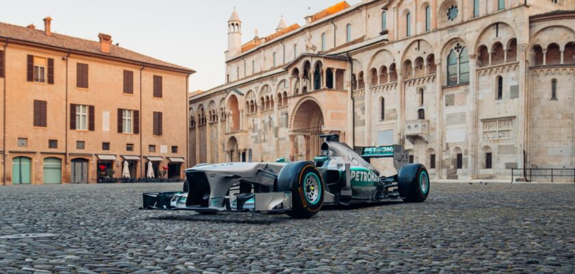 F1: Carro da primeira vitória de Hamilton na Mercedes vendido por $18.8 milhões