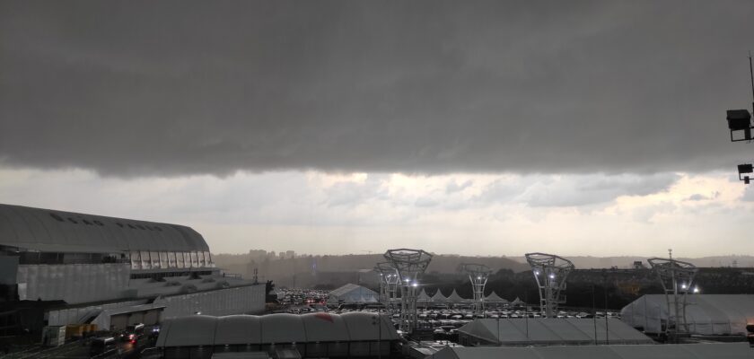 F1: Virou noite! Tempestade chega no fim e interrompe qualificação do GP de São Paulo; veja as fotos