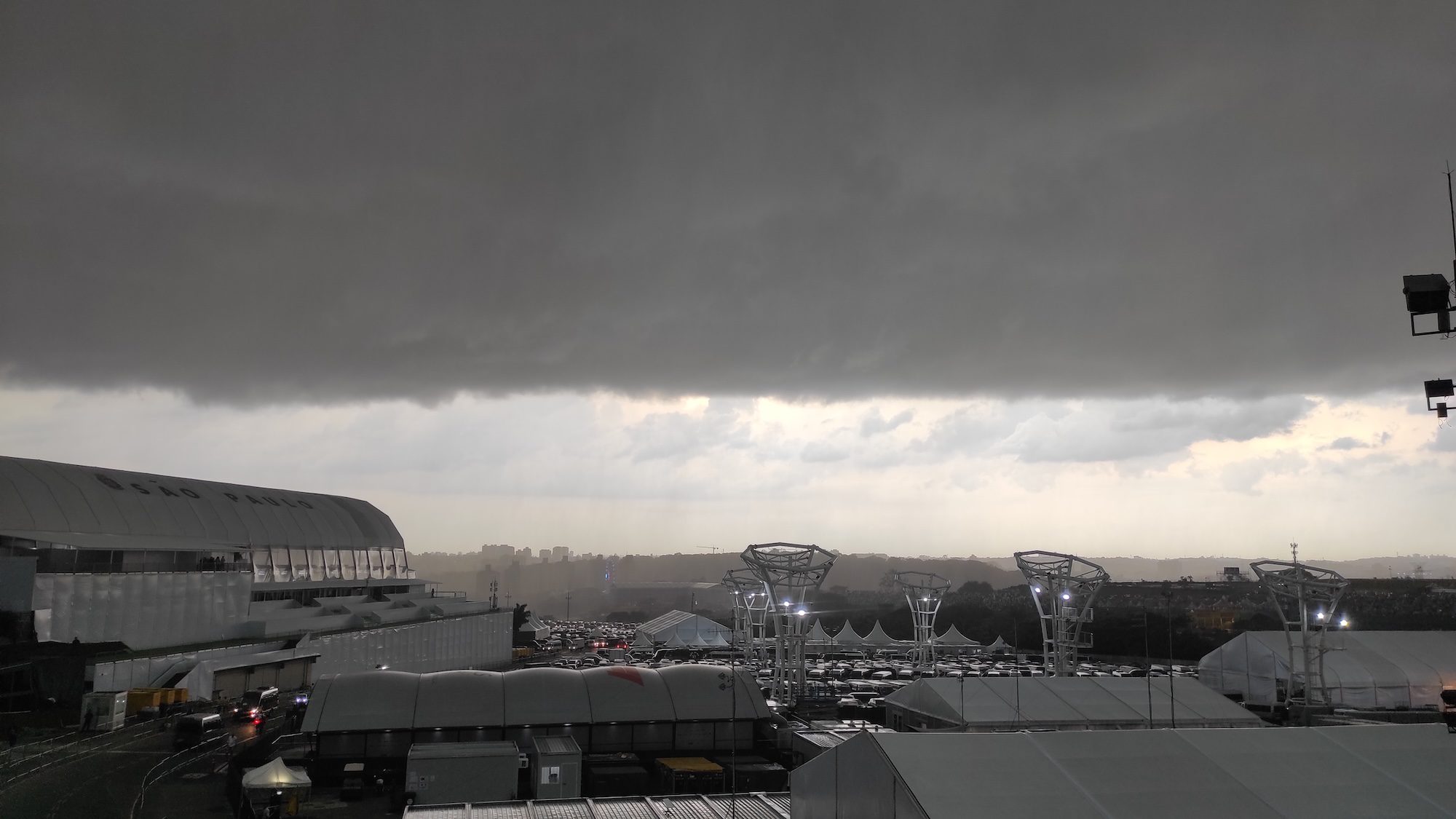 F1: Virou noite! Tempestade chega no fim e interrompe qualificação do GP de São Paulo; veja as fotos