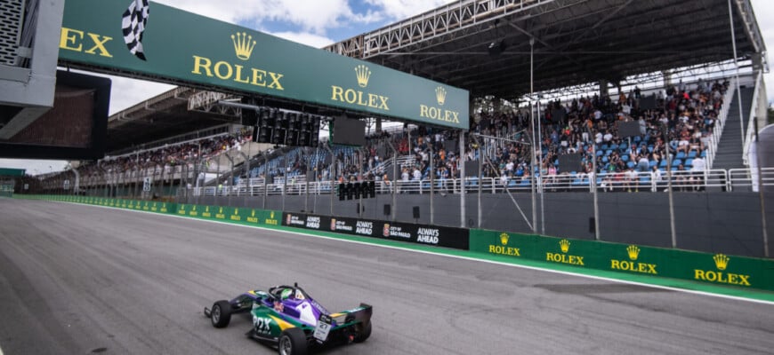 Matheus Ferreira domina a corrida 3 e vence de novo na BRB Fórmula 4 Brasil no GP de São Paulo de F1