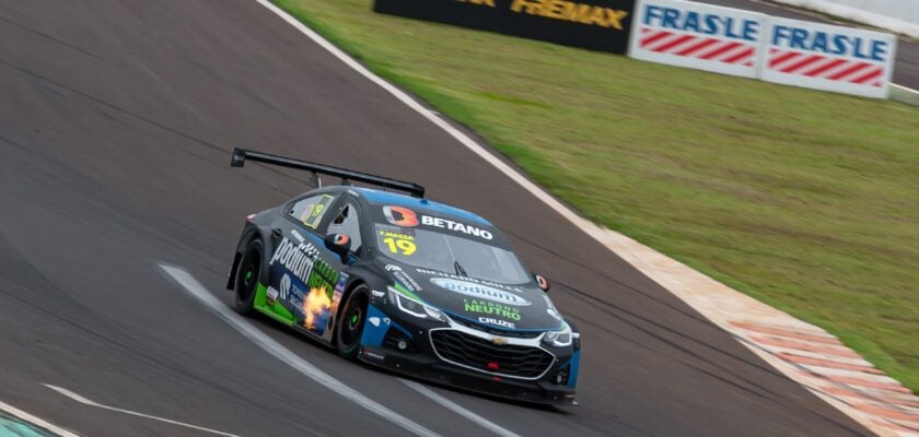 Cascavel tem corridas espetaculares e primeira vitória de Massa na Stock Car