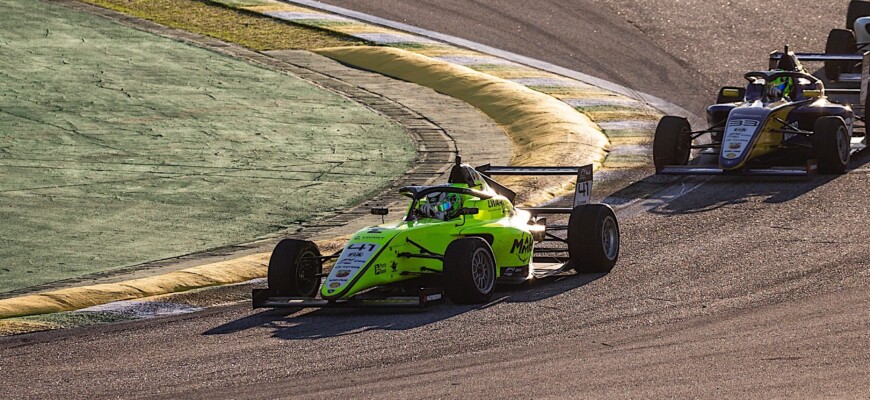 19 anos depois, Fefo leva o sobrenome Barrichello ao pódio de Interlagos em um final de semana de Fórmula 1 na corrida 2 da Fórmula 4 Brasil