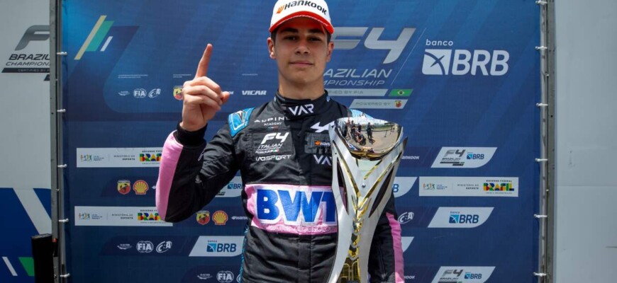 Matheus Ferreira em Interlagos na F4