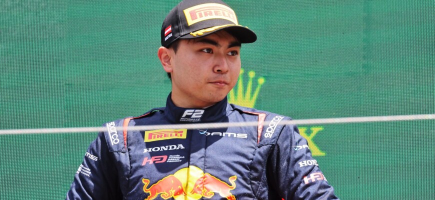 F1: Jovem piloto japonês satisfeito após teste com carro da AlphaTauri