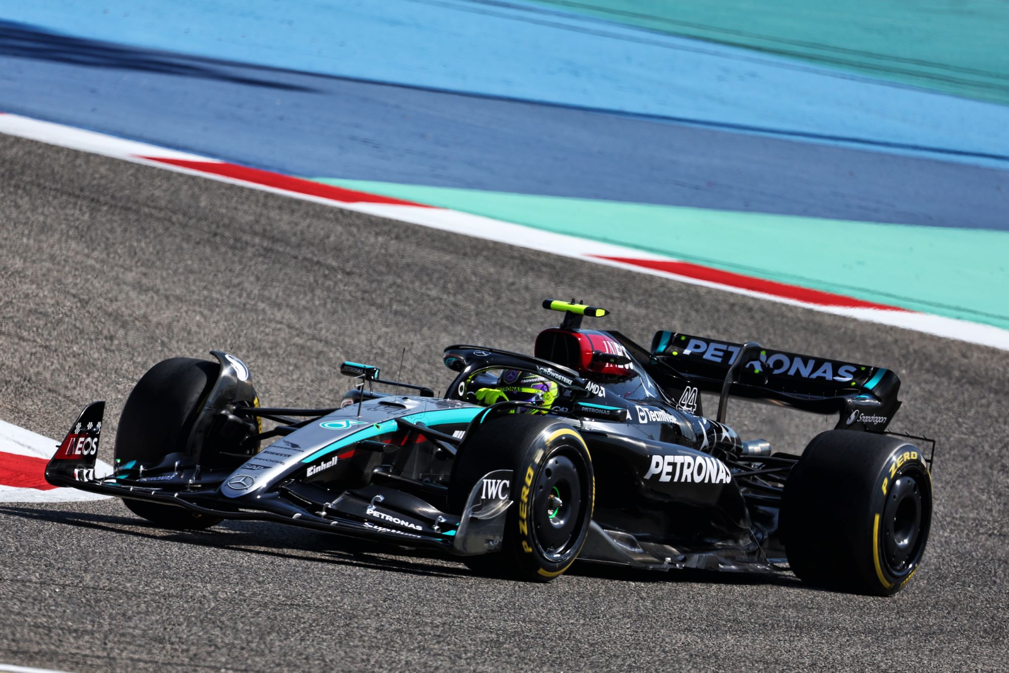 F1: Hamilton garante dobradinha da Mercedes no segundo treino para o GP do Bahrein