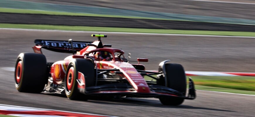 F1: Sainz diz que RB20 está na frente, mas acredita no carro da Ferrari