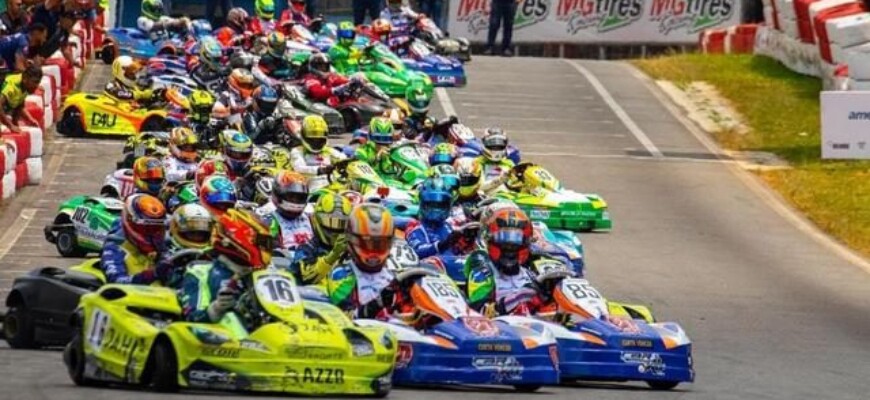 Karts Pro-500 na largada da última 500 Milhas