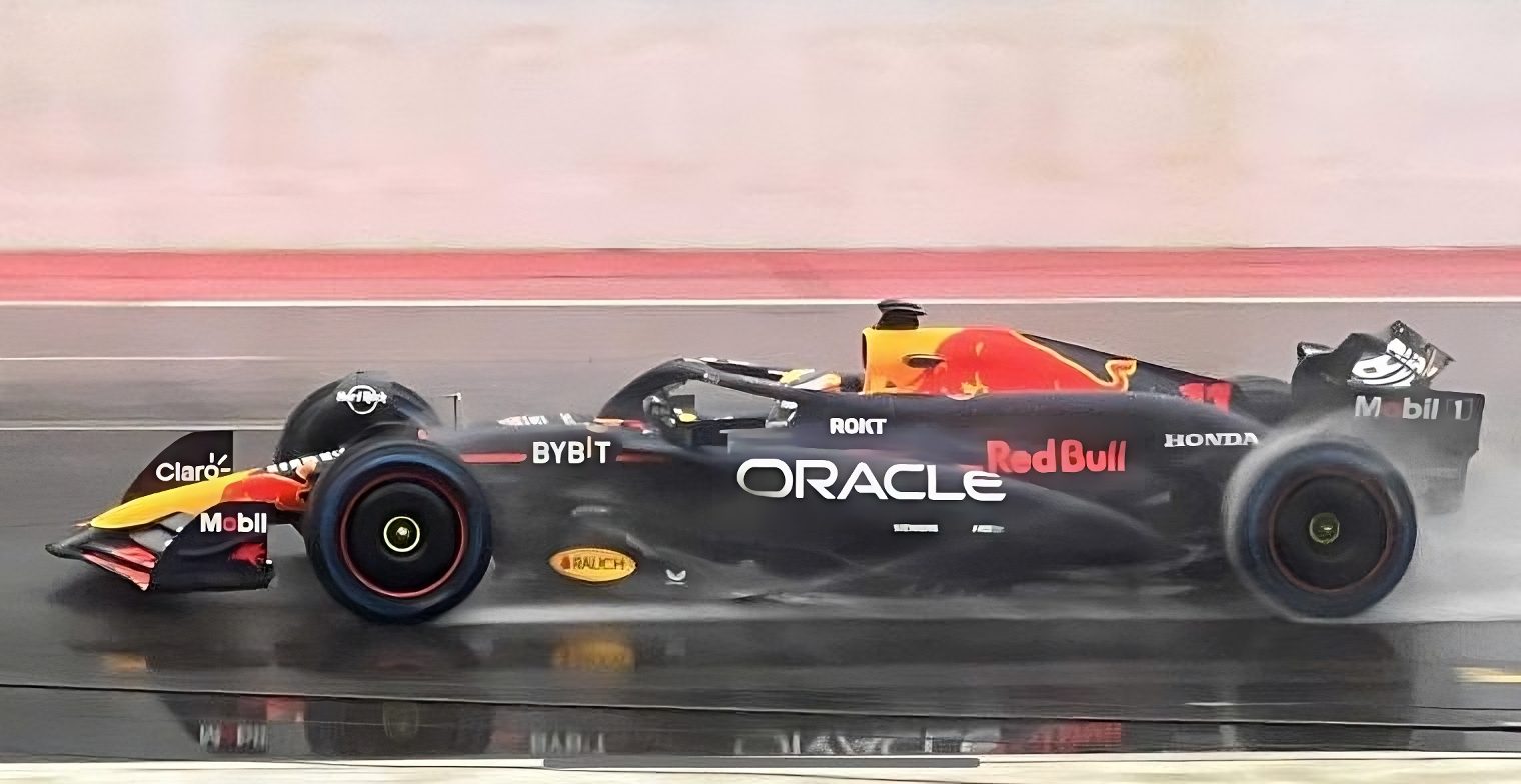 F1: Verstappen e Perez testam o RB20 em Silverstone sob condições úmidas