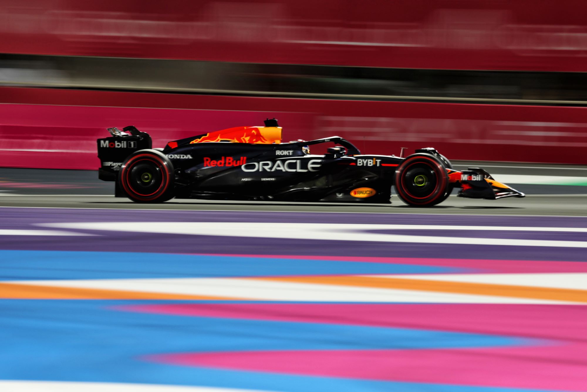 F1: Verstappen quebra recordes em Jeddah e lidera com pole histórica