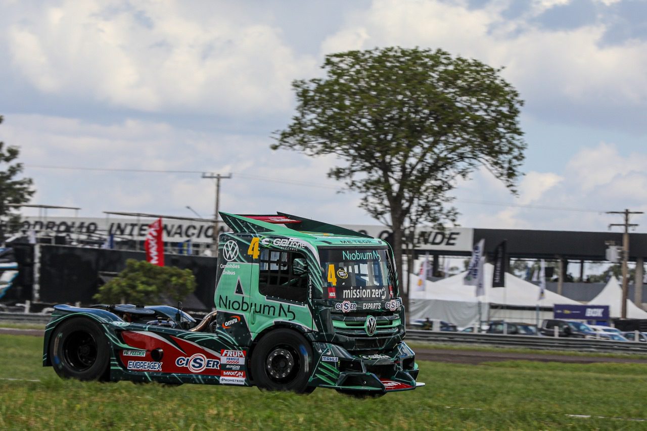 Atual campeão da Copa Truck, Felipe Giaffone inicia temporada 2024 desenvolvendo seu caminhão VW
