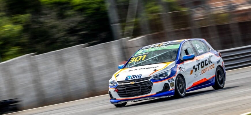 Rafael Reis escala pelotão e vence primeira corrida de domingo da Turismo Nacional em Interlagos